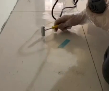 泉港瓷砖开裂维修公司专业分享瓷砖在铺贴前如果没有沥干水分，将会导致以下问题
